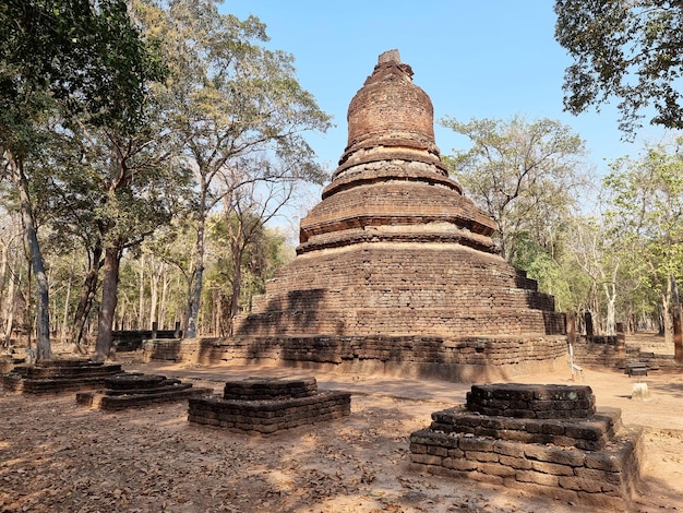 Le vecchie pagode rotonde o a forma di campana del parco storico di Kamphaeng Phet Thailandia