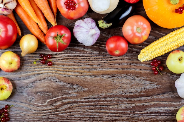 Le verdure di autunno raccolgono, alimento biologico sano crudo su fondo di legno