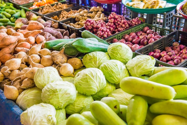 Le verdure fresche al mercato asiatico tradizionale possono essere utilizzate come sfondo alimentare