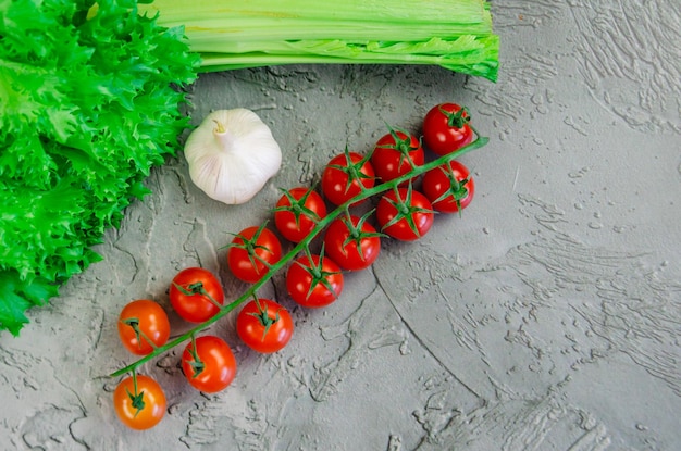 Le verdure fresche della fattoria sono disposte su un tavolo di cemento Ingredienti dieta veganismo raccolto