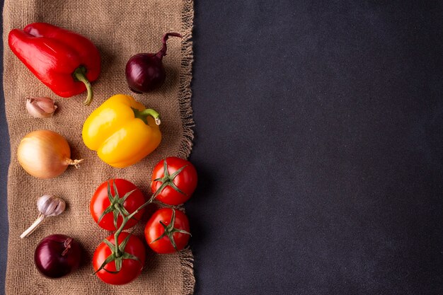 Le verdure fresche si trovano sullo spazio della copia della tela