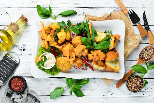 Le verdure sono fritte Piatti del ristorante Vista dall'alto Spazio libero per il testo