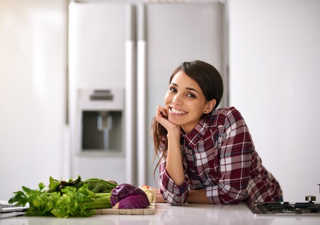 Le verdure sono nel menu oggi Foto ritagliata di una giovane donna attraente che cucina in cucina a casa