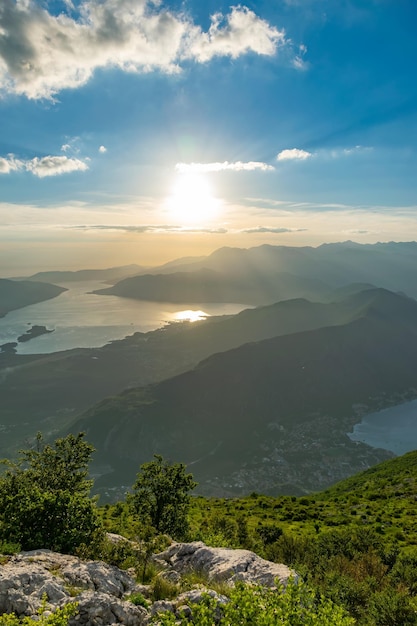 Le viste panoramiche della baia di Kotor si aprono da un punto di vista sulla cima della montagna