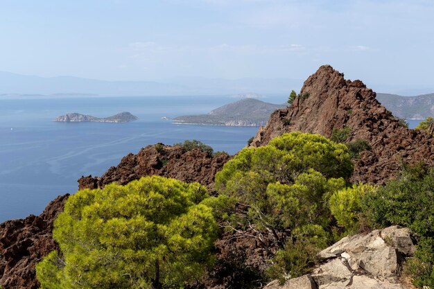 Le viste panoramiche sui pini delle montagne vulcaniche e sul mare in Grecia