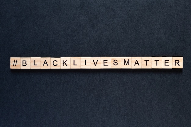 Le vite nere contano l'iscrizione su uno sfondo nero. proteste. disordini. hashtag Blacklivesmatter