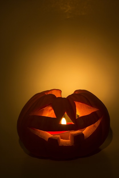 Le zucche di Halloween sorridono e gli occhi spaventosi per la notte di festa