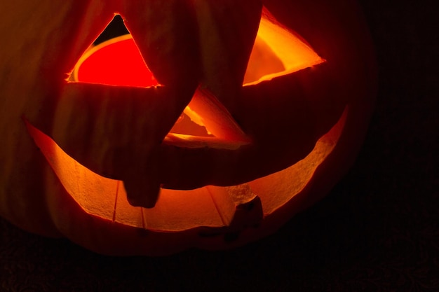 Le zucche di Halloween sorridono e hanno occhi spaventosi
