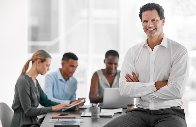 Leader aziendale e incontro di un uomo nella collaborazione di squadra e nella diversità per il successo sul posto di lavoro Felice uomo d'affari orgoglioso e professionale nella leadership aziendale e nella gestione del lavoro di squadra in ufficio