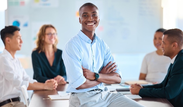 Leader aziendale e incontro nella collaborazione di squadra e diversità nel successo sul posto di lavoro Felice uomo d'affari orgoglioso e creativo nella gestione della leadership e nella comunicazione del lavoro di squadra in ufficio