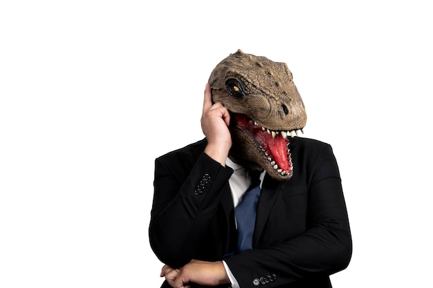 Leader con maschera di dinosauro che indossa un abito pensando su uno sfondo bianco isolato