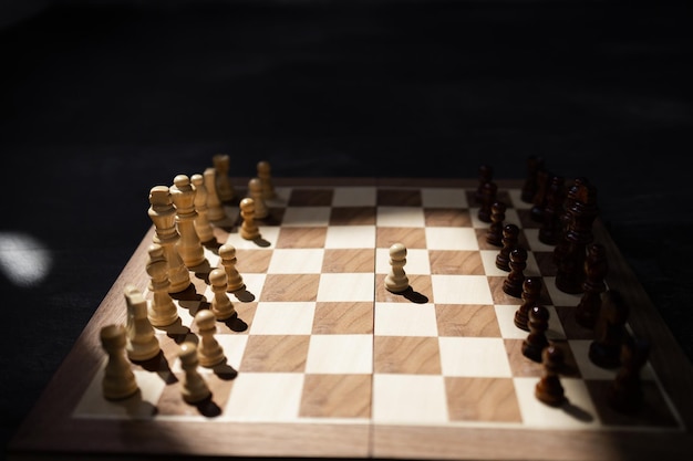 Leader e concetto di concorrenza aziendale di successo Strategia di gioco della scacchiera