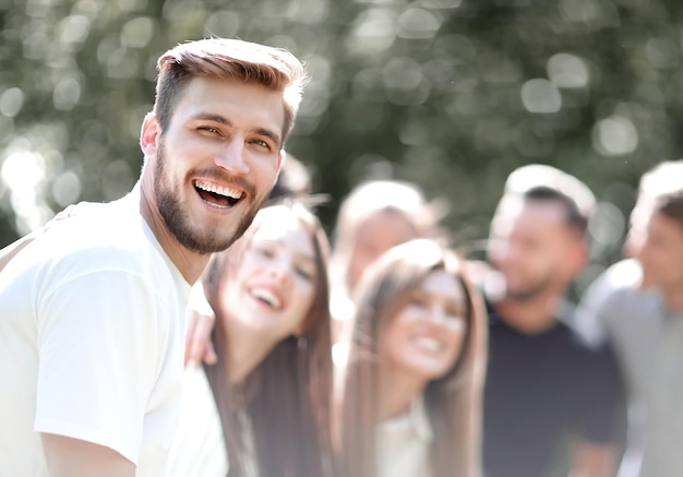 Leader e gruppo di amici degli studenti