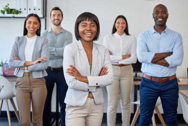 Leadership della donna nera e ritratto di uomini d'affari con le braccia incrociate in ufficio Collaborazione al lavoro di squadra e felice gruppo di dipendenti che lavorano insieme per obiettivi o successo sul posto di lavoro