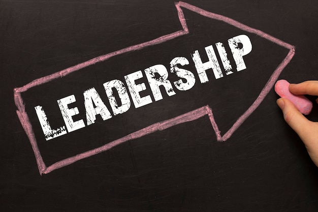 Leadership - Lavagna con freccia su sfondo nero