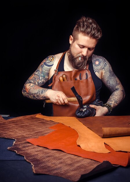 Leather Worker produce nuovi prodotti in pelle sul posto di lavoro.