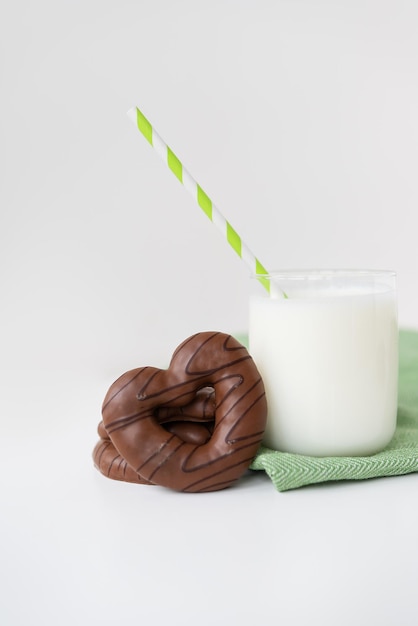 Lebkuchen di pan di zenzero al cioccolato natalizio tradizionale tedesco I biscotti insieme a un bicchiere di latte sono sul tavolo