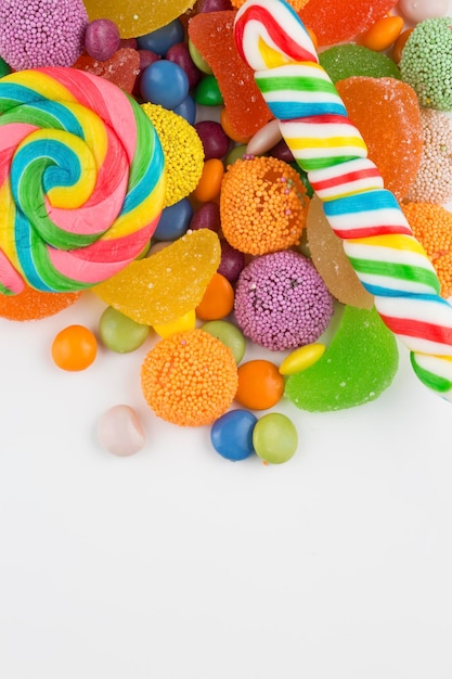 Lecca-lecca colorati e caramelle rotonde di diversi colori. Vista dall'alto.