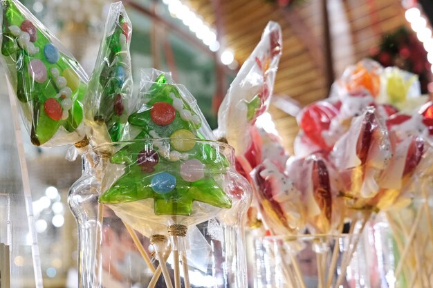 Lecca lecca di Natale nel negozio durante le vacanze di Capodanno. albero e pupazzo di neve simboli del Natale.