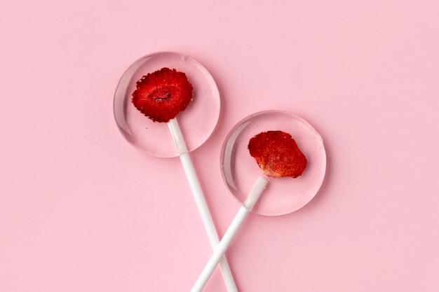 Lecca lecca fatti in casa a base di bacche disidratate naturali su sfondo rosa