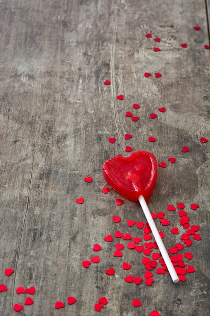 Lecca-lecca rossa a forma di cuore su superficie di legno Concetto di amore San Valentino.