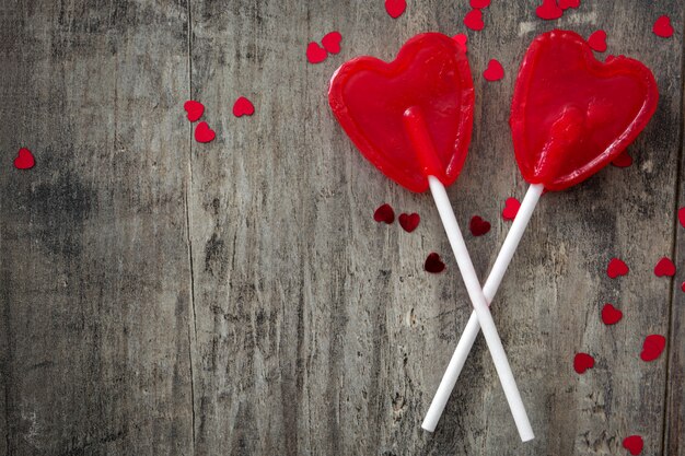 Lecca-lecca rosse con forma di cuore sul concetto di amore in legno San Valentino