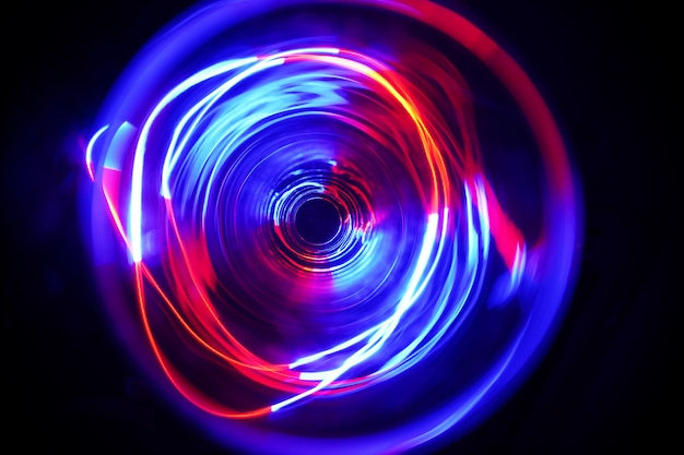 LED rosso e luce blu che si muovono su lunghe esposizioni scattate al buio.