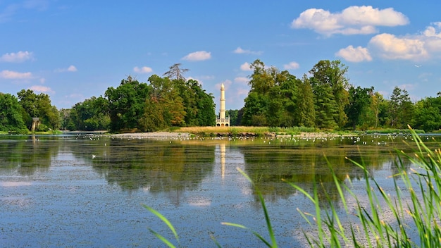 Lednice Moravia del Sud Repubblica Ceca Un bellissimo parco con un lago nel parco del castello Paesaggio con la natura in estate