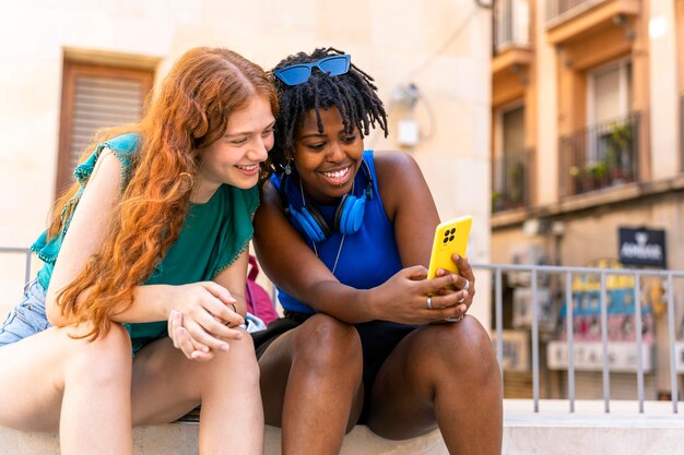 Legami colorati Amici LGBTQ multirazziali che abbracciano e ridono per strada