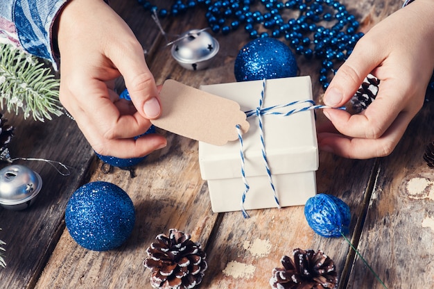 Legare etichetta regalo per regalo di Natale