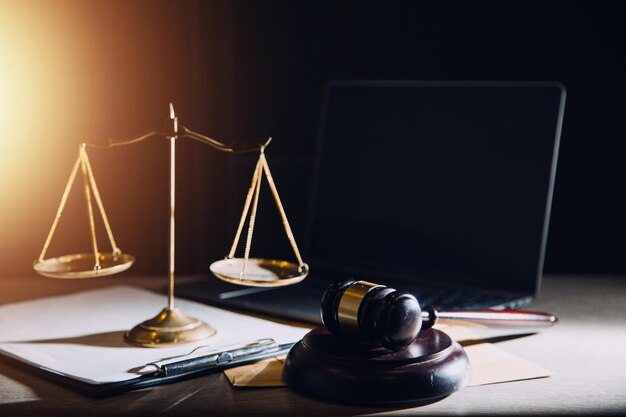 legge concetto di tecnologia giuridica giudice martello sul computer con scale di giustizia sulla scrivania dell'avvocato