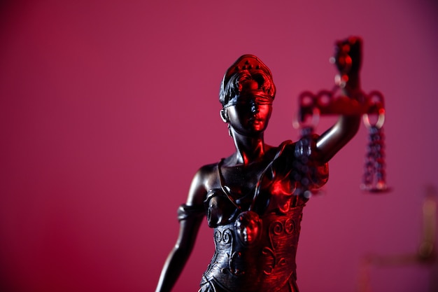 Legge e concetto di giudizio. Figura di Lady Justice in primo piano dell'ufficio notarile.