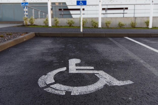 leggi sul traffico e concetto di codice della strada - cartello stradale di parcheggio per disabili all'aperto