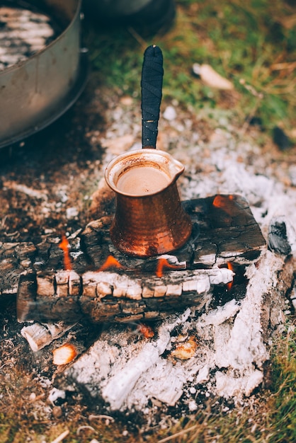 legna che brucia sotto una caffettiera turca