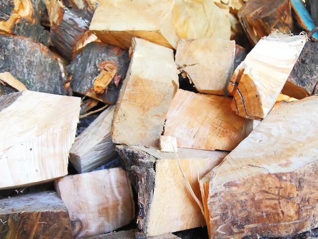 Legna da ardere combinata in una catasta di legna.