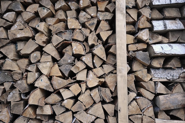 Legna da ardere di betulla accatastati in una catasta di legna - scorte di legna da ardere per l'inverno
