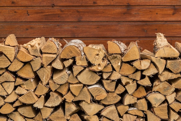 Legna da ardere di betulla tritata su fondo di legno marrone della parete