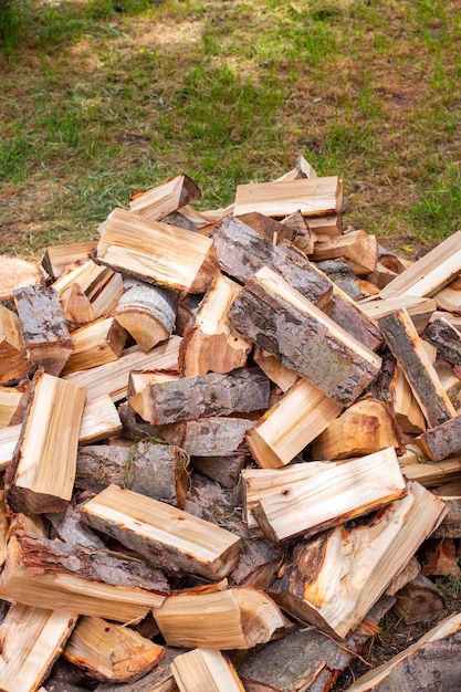 Legna tagliata in un mucchio all'esterno preparata per l'inverno per riscaldare il combustibile domestico per la stufa e