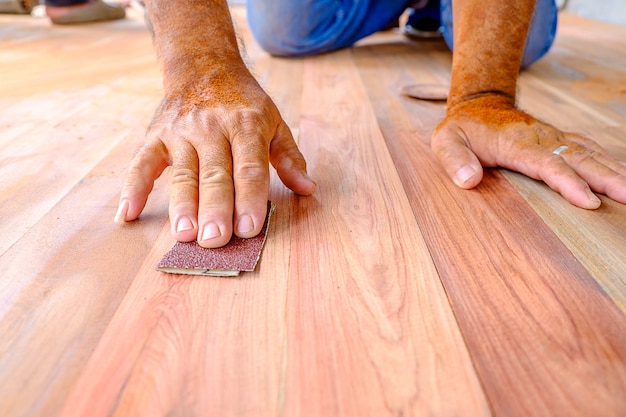 Legno con carta vetrata