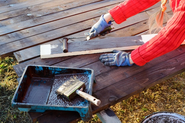 Legno dipinto a mano femminile con rullo di vernice