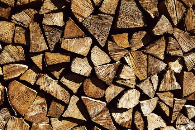 Legno naturale, primo piano di legna da ardere tritata.