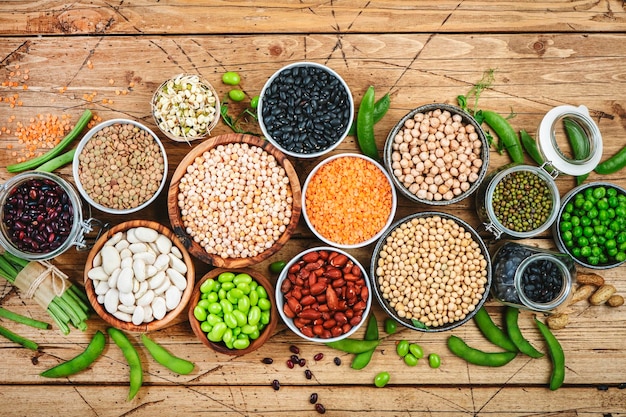 Legumi fagioli e germogli Essiccati crudi e freschi vista dall'alto Lenticchie fagioli mung ceci semi di soia piselli edamame Cibo sano vegano proteine micronutrienti e fonti di fibre