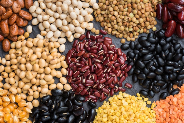 Legumi secchi multi colore per lo sfondo, diversi fagioli secchi per mangiare sano.