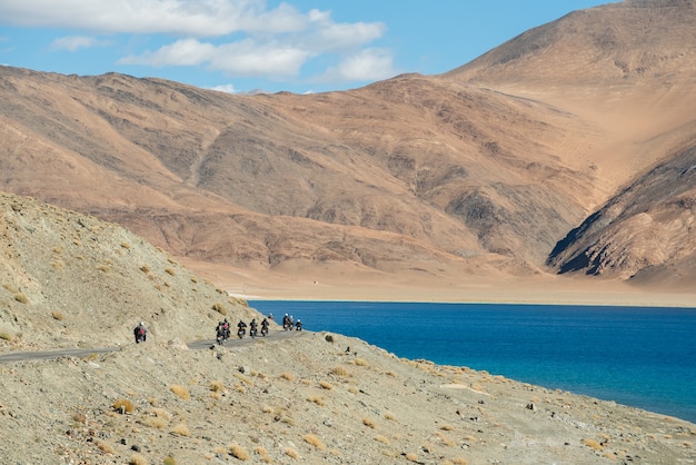 Leh Lardakh, India - 26 settembre 2017: viaggio stradale del motociclista e del motociclista in leh lardakh, India con