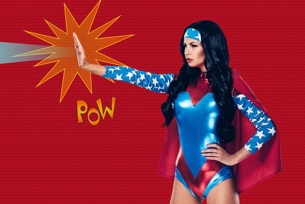 lei può fermare qualsiasi crimine. vista laterale della bella giovane donna in costume da supereroe