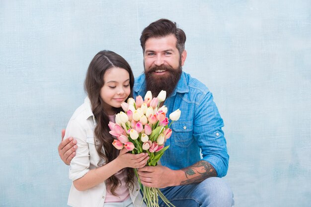 Lei vale tutti i tesori Teneri tulipani per la figlia Mazzo di tulipani uomo Padre che regala tulipani ragazza Papà con fiori Festa di compleanno Giornata internazionale della donna Negozio di fiori Tradizione di famiglia