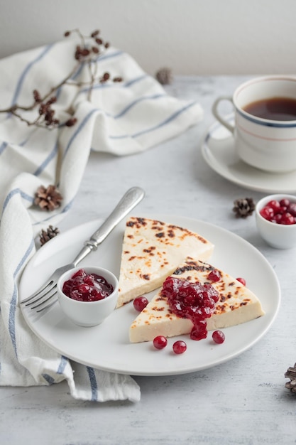 Leipajuusto tradizionale formaggio al forno finlandese con frutti di bosco