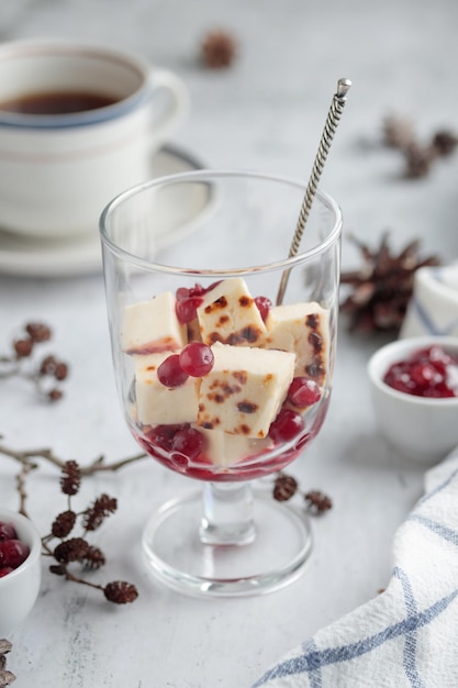 Leipajuusto tradizionale formaggio al forno finlandese con frutti di bosco