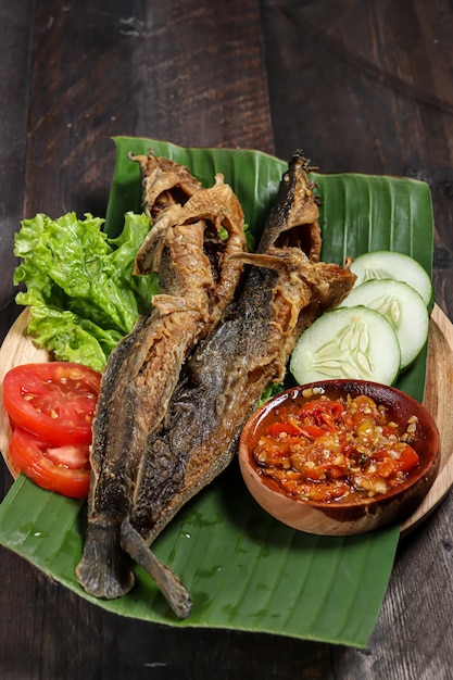 Lele Goreng sambal bawang o pesce gatto fritto con salsa di peperoncino all'aglio