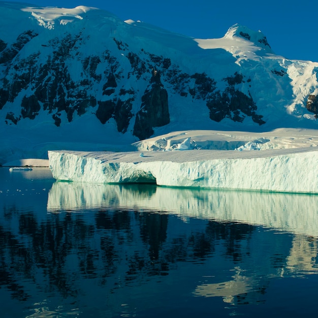 Lemaire stretto paesaggio costiero montagne e iceberg Penisola Antartica Antartide